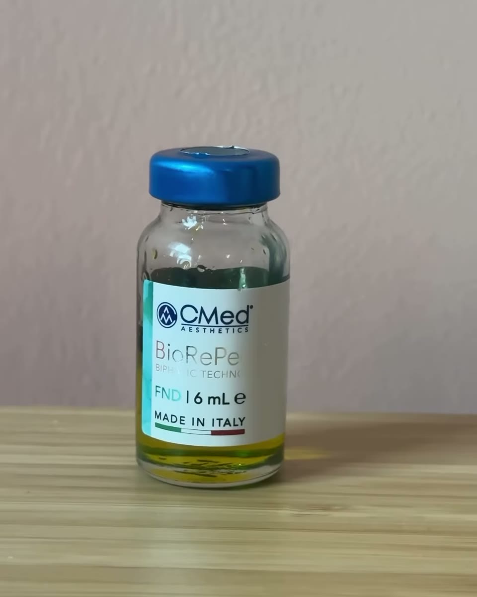 Flesje BioRePeel op een houten tafel