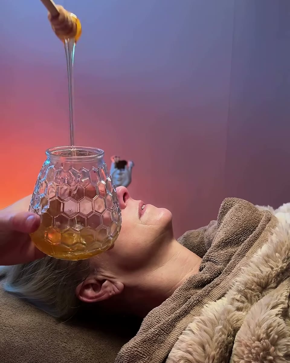 Honing loopt van een lepel boven het gezicht van een klant